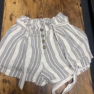 American Eagle flowy pull on shorts